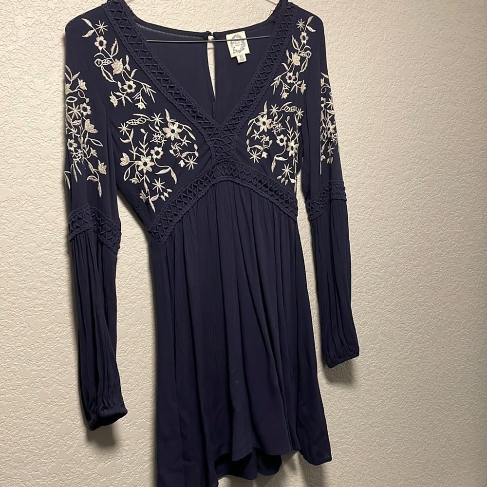 Francesca’s Blue rain embroidered navy and white hippie shirt elastic cuffs 🌻